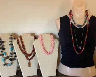 VINTAGE CLOTHING BUST