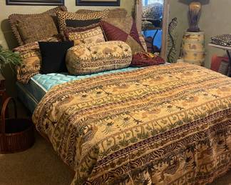 QUEEN COMFORTER SET WITH ACCENT PILLOWS, QUEEN MATTRESS