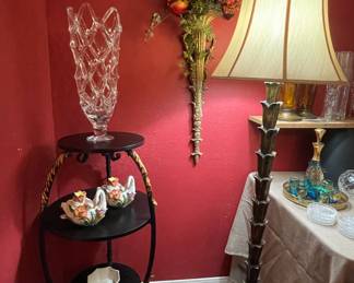 OTHER ORNATE 3-TIERED ACCENT TABLE & HANDBLOWN VASE, FITZ & FLOYD 1995 SWAN CANDLEHOLDERS, DECORATOR FLOOR LAMP
