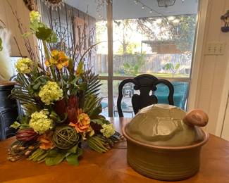 STONEWARE TURTLE CASSEROLE, BEAUTIFUL ARRANGEMENT
