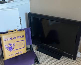 VINTAGE WEIMAR HIGH CUSHION & STADIUM SEAT, VIZIO TV