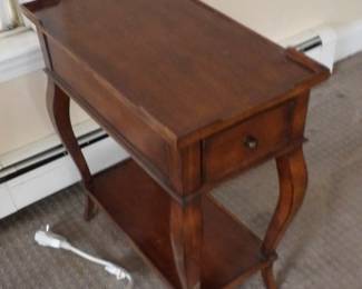 Ethan Allen End Table With Medial Shelf