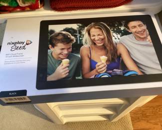Nixplay seed Wi-Fi cloud frame 10 inch wide screen