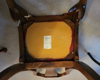 QUEEN ANNE STYLE DINING TABLE AND FOUR CHAIRS WITH LEAF AND PROTECTOR $60