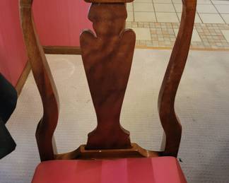 QUEEN ANNE STYLE DINING TABLE AND FOUR CHAIRS WITH LEAF AND PROTECTOR $60