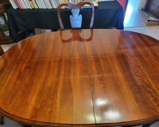 QUEEN ANNE STYLE DINING TABLE AND FOUR CHAIRS WITH LEAF AND PROTECTOR $60