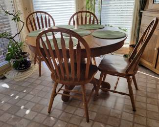 SOLID OAK KITCHEN TABLE WITH 4 CHAIRS AND 3LEAVES $75