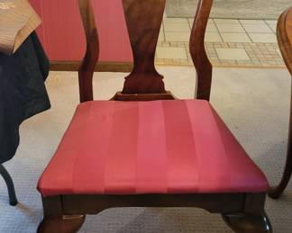 QUEEN ANNE STYLE DINING TABLE AND FOUR CHAIRS WITH LEAF AND PROTECTOR $60