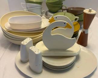Vintage Oneida Plastic Dinnerware In Avocado Green, Yellow, White
