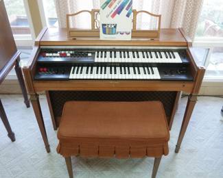 Yamaha Electone B-12 Organ & Bench | View detailed pictures and descriptions on placerauctions.com