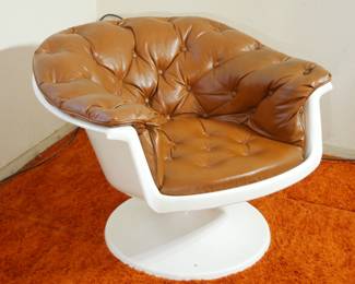 Mid-Century Modern Tufted Swivel Lounge Chair w/Tulip Base | View detailed pictures and descriptions on placerauctions.com