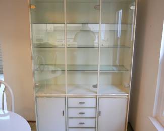 White Lacquer Lighted China Cabinet | View detailed pictures and descriptions on placerauctions.com