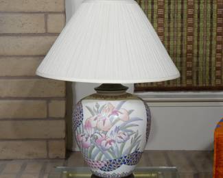Large Chinoiserie Porcelain Table Lamp | View detailed pictures and descriptions on placerauctions.com