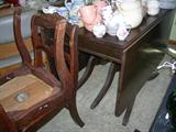 Duncan Phyfe table has 2 leaves and pads