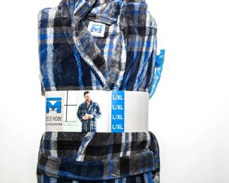 Majestic International Fleece Robe XL | View detailed pictures and descriptions on placerauctions.com