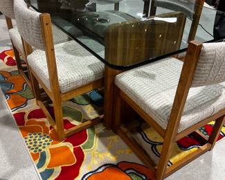 Dining Table w/6 Comfortable Chairs & heavy glass Top Nice Condition