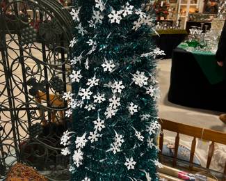 Snowflake Tinsel Tree New & New In