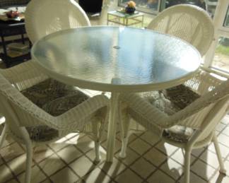 porch table and chairs