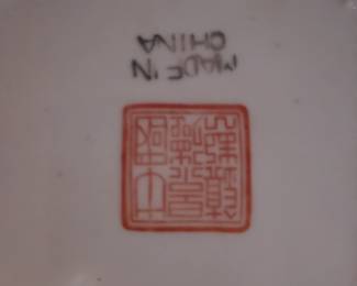 Very beautiful vase it's extremely old mint condition very famous artist we have over hundreds piece of Chinese item all collectibles