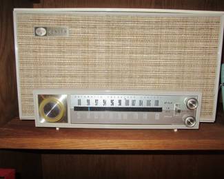 Zenith 1963 K725 Table Radio