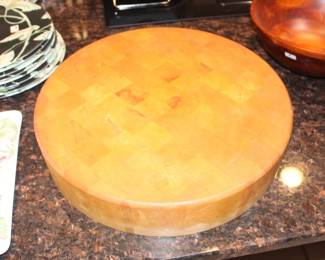 Round cutting board.
