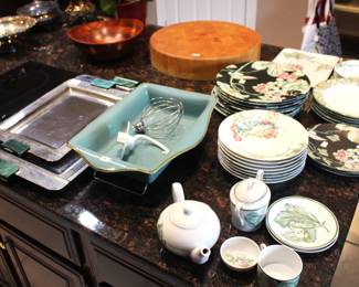 Lots of nice kitchen items.