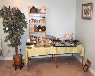 Lots of home decorative objects, candles, cds and more.