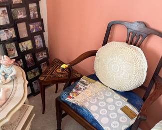 Frame
Chair
Small table