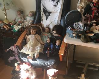 Dolls
Office chair