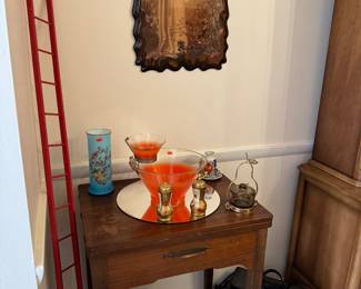 Sewing machaine w/ cabinet
Vintage chip and dip
Vases