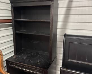 $275 - Ethan Allen - Desk with Huych