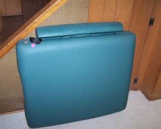 MASSAGE TABLE