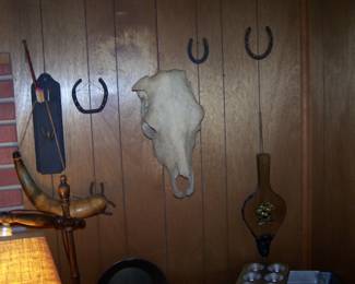 SKULL, POWDER HORN & HORSE SHOES