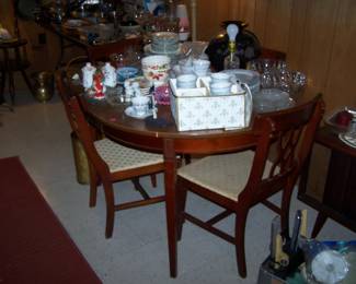 ROUND DINING TABLE/ LEAF/ 4 CHAIRS