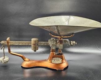 Vintage Victoria Scale in Kilograms w/ Weights