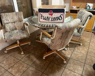Table & Leaf & 4 chairs on wheels