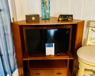 Corner tv stand