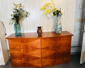 Gorgeous 6 drawer dresser/sideboard