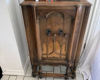 Vintage 1940 radio and vintage books