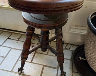 Piano/Organ Oak piano stool with claw and glass feet