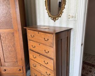 Amish Granny Misson chest in Oak, Decor mirror