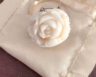 18k Ring with Plastic Flower