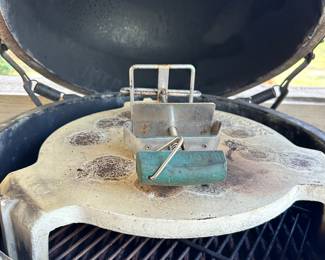 #44 - $750 - Green egg w/table 35"Hx58"Lx27"D Egg - 32Hx21W