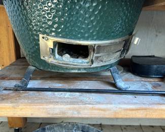 #44 - $750 - Green egg w/table 35"Hx58"Lx27"D Egg - 32Hx21W