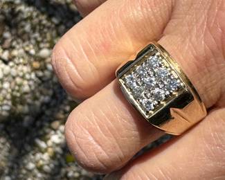 #106- $950 - Ring -14kt yellow gold - 1 ctw diamonds. 11.3 grams. sz 11. 