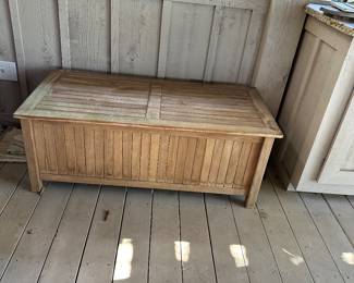 #48 - $140 - Wood Bench w/soft close top 19"Hx48"Lx24"D
