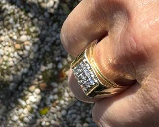 #106- $950  - Ring -14kt yellow gold - 1 ctw diamonds. 11.3 grams. sz 11. 