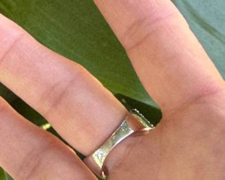 #107 - $475  - 1 1/2 ctw diamonds band, 10kt gold. size 7. 