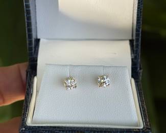 #123 - $800  -  0.78 ctw pair of diamonds studs on 14kt gold 