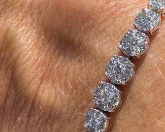 #121 - $450 - 1 ctw diamond bracelet 10kt gold with adjustable link. 